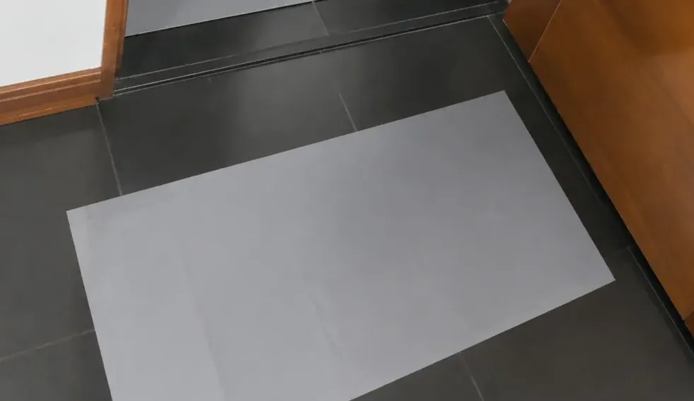 Dos Sticky Mat grises instalados antes y después de la puerta de una consulta dermatológica